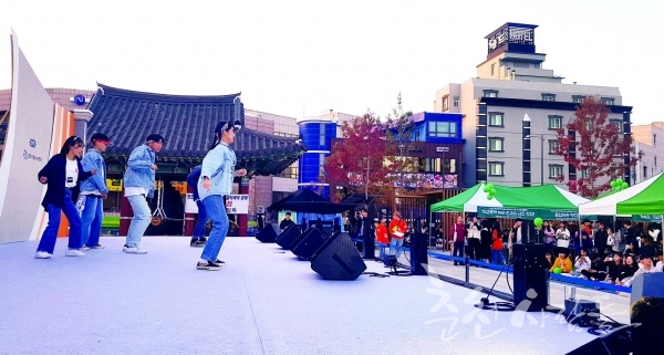 지난 20일 시청광장에서 열린 ‘청소년문화축제’에서 ‘노코멘트’동아리 회원들이 무대에 올라 실력을 뽐내고 있다.