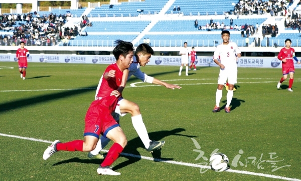 지난 2일 ‘국제유소년 축구대회’ 결승전에서 ‘북한 4·25체육단’은 ‘하나은행 중등연맹선발팀’을 만나 2:0으로 승리하며 대회 우승을 확정지었다.