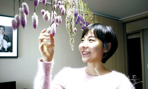 박민영 씨가 방 한 칸에서 꽃들을 곱게 말리고 있다.