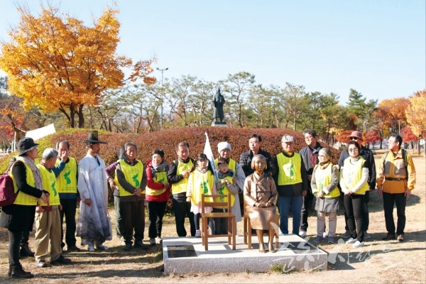 ‘한반도 평화 만들기 은빛순례단’ 참가자들이 의암공원 평화의 소녀상 앞에서 기념촬영을 하고 있다.