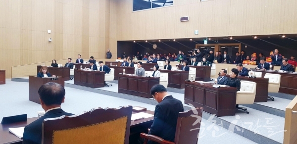 지난달 31일 열린 제285회 춘천시의회 임시회 제2차 본회의에서 시의회는 시내버스 차고지 매입안을 삭제하는 것으로 ‘2019년도 정기분 공유재산관리계획안’을 수정가결했다.