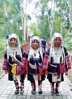 왓파랏 사원에서 만난 아카족 원주민들.