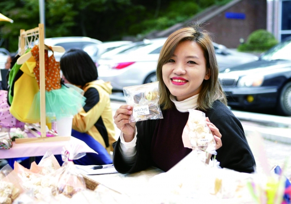 한림대 ‘경영인의 날’행사 프리마켓에 참여한 권정남 씨가 직접 만든 쿠키를 판매하고 있다.