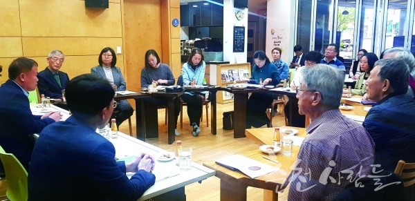 지난 6일 담작은도서관에서 기부채납이후의 도서관 운영방안에 대한 논의를 위한 3차 간담회가 열렸다. 김애경 기자