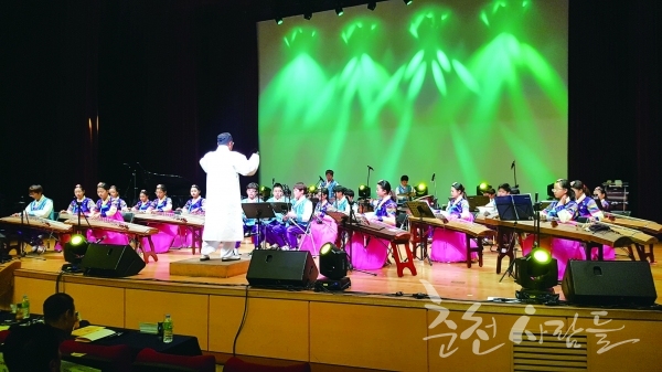 지난 8일 춘천교육대학교에서 열린 ‘작은학교주간’ 오케스트라 페스티벌에서 원주 만종초   ‘만종국악오케스트라’팀이 연주하고 있다.
