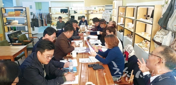 지난 13일 거두리 쿱박스에서 ‘춘천시내버스문제 해결을 위한 춘천녹색시민협동조합·춘천시민사회단체네트워크 간담회’가 열렸다.