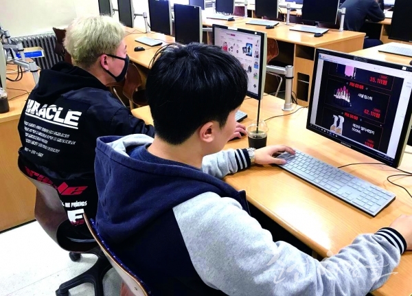 지난 9일 소셜커머스 위메프가 진행하는 할인행사에 참여하기 위해 학생들이 컴퓨터실에서 이벤트 시간을 기다리고 있다.