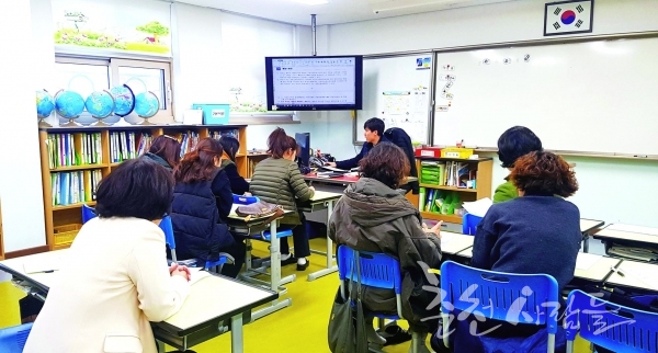 지난 13일 금병초등학교 6학년 교실에서 학부모 대상 중학교 입학설명회가 열렸다.