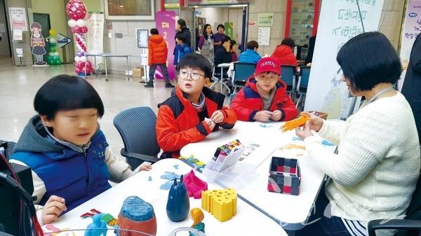지난 23일 춘천교육문화관에서 열린 ‘평생학습, 책과의 어울림 축제’에서 근화초 학생들이 3D 프린터체험을 하고 있다.