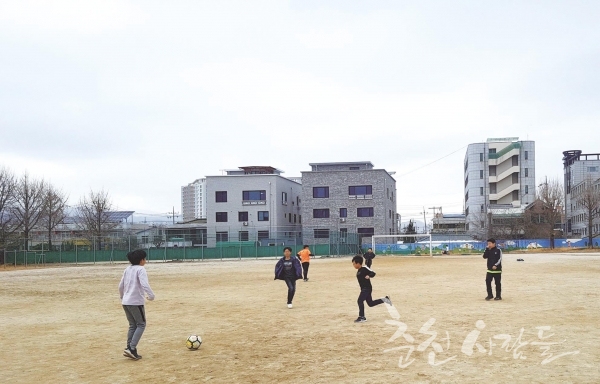 지난달 29일 춘천의 한 초등학교 운동장에는 미세먼지 예보가 나쁨에도 불구하고 방과 후 운동장에서 공을 차고 노는 아이들이 많았다.