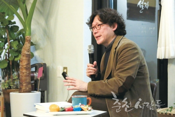 지난 4일 카페 ‘설지’에서 《달의 연대기》 저자인 하창수 작가와의 북토크가 진행됐다.