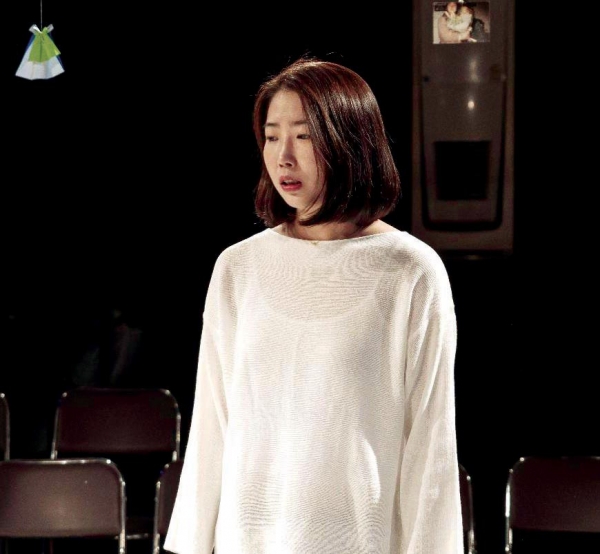 자신이 저작권을 가지고 있는 연극 '작은 방'에서 연기에 몰두하고 있는 김도란 연극인