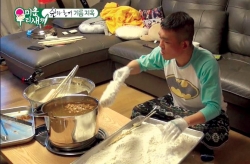 지난해 방송된 ‘미우새’에서 가수 김건모가 들통 한가득 기름을 채우고 대왕 핫도그를 튀기고 있다.