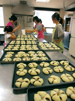 사랑으로 굽는 빵, 가르치는 이도 배우는 이도 즐겁다.     사진=춘천여성인력개발센터