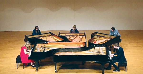 지난 8일 한림대학 내 일송아트홀에서 열린 ‘The 5Browns’공연장을 찾은 관객들은 다섯 형제의 피아노 연주에 박수갈채로 화답했다.