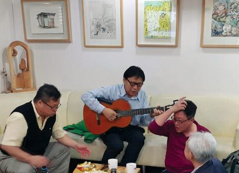 반주에 맞춰 노래하고 놀 듯 즐겁게 중국어를 학습하는 회원들.          사진=강육재