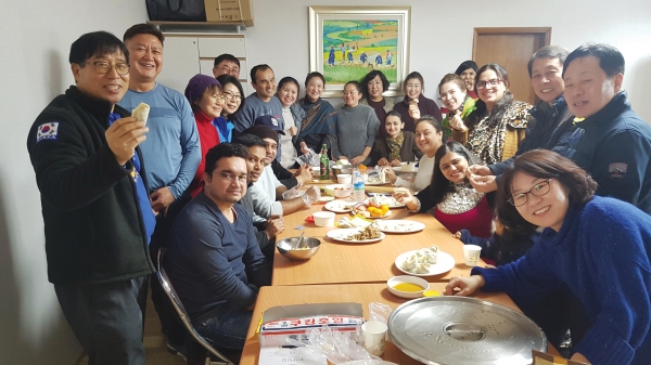 지난 10일 ‘르네상스로터리e클럽’ 회원들은 네팔, 인도, 방글라데시 유학생들과 한국만두와 네팔만두를 만들어 먹고 윷놀이를 하며 즐거운 시간을 함께했다.