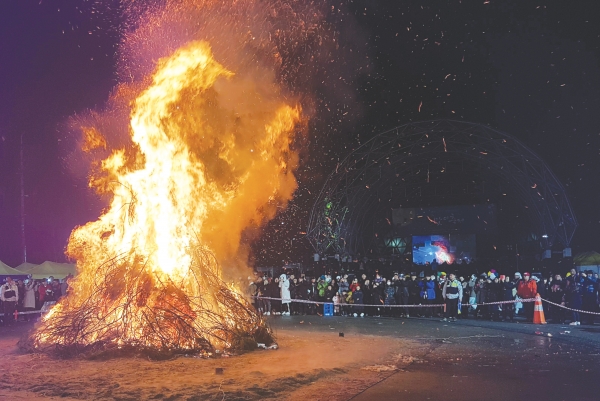 지난 19일 공지천에서 진행된 ‘달맞이 축제’에서 달집이 타오르고 있다.