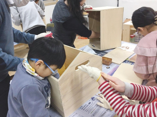 지젤 참가자들이 지렁이 박스를 제작하고 있다. 사진=김주미