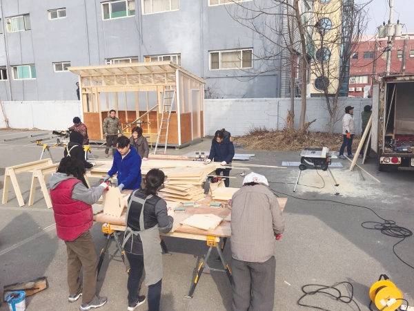 '청년협업농장'실행팀과 참여자들이 '커뮤니티 공간'을 짓고 있다.사진=박준구