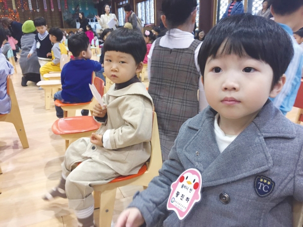 지난 5일 삼운사 유치원에 입학한 어린이들의 표정이 다양하다.