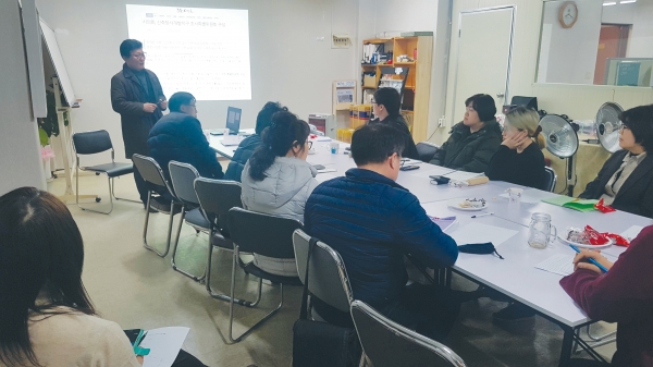 지난달 27일 시작된 시민기자교실의 첫 수업에서 참석자들이 김현수 강사의 강의를 듣고 있다.