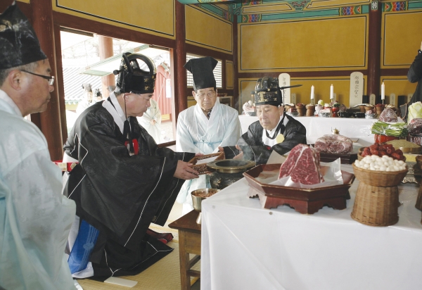 지난 11일 춘천향교에서 춘천지역 기관장, 유림, 원로, 장의, 시민 등 100여명이 참석한 가운데 열린 춘기 석전제.