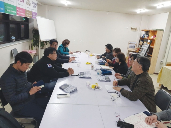 《춘천사람들》 독자위원회 지면평가회의가 지난 11일 오후 7시 30분 교육실에서 열렸다.  이광순 시민기자