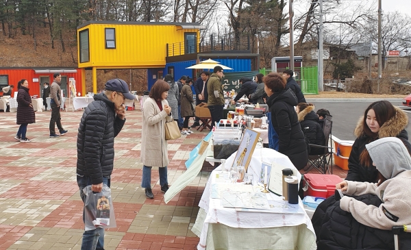 지난16일 강원대학교 스타트업큐브에서 열린 라온마켓에서 시민들이 물건을 고르고 있다.