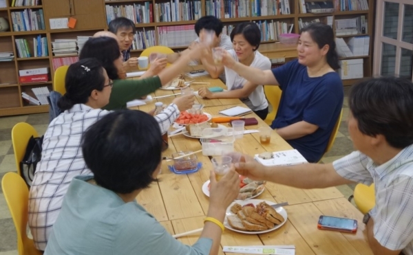2015년 6월, 춘천시민연대 소모임 '행복한 시 읽기' 에 참여하고 있는 최 국장.      사진박백광 시민기자