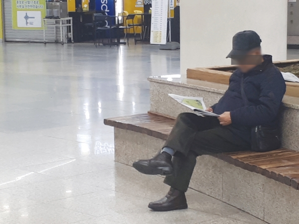노인들에게 지하상가는 마음 편한 만남의 광장이다. 한 노인이 조용히 신문을 읽고 있다.