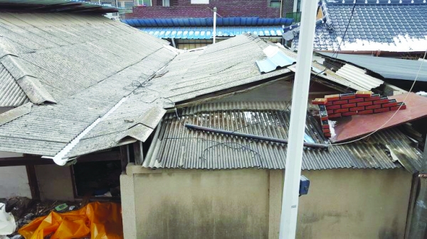 철거대상인 슬레이트 지붕      사진=석면철거인 중부연합