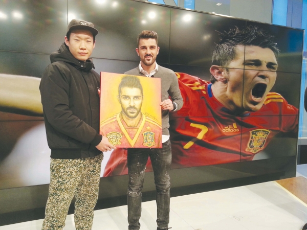 인물화 그리는 우희경 화가. 스페인 프로축구 선수 다비드 비야의 내한 때 자신이 그린 초상화를 전달했다.
