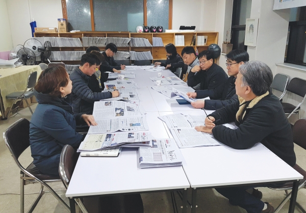 《춘천사람들》독자위원회 지면평가회의가 지난 1일 오후 7시 30분 교육실에서 열렸다.      이광순 시민기자