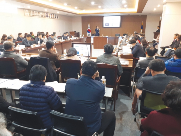 지난 10일 춘천시의회 소회의실에서 ‘주민자치 활성화 방안 정책토론회’가 열렸다.