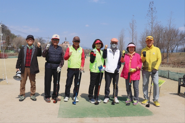 춘천시파크골프협회 회원들은 경기를 통해 친목을 다진다.