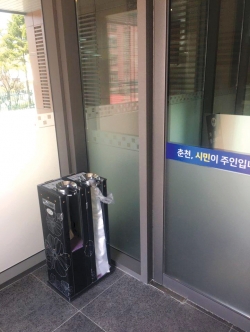 지난 15일에도 춘천시청 남문에는 우산포장기가 설치돼 방문객들을 맞고 있다.