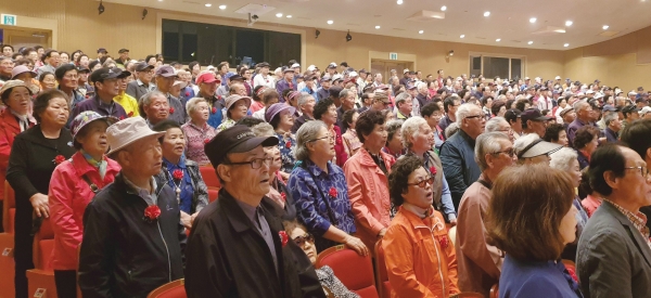 5월8일 어버이날. 문화예술회관에서 열린 기념식에 모인 1천여 명의 어르신들이 애국가를 부르고 있다.