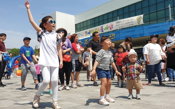 지난 5월 5일 호반체육관의 열린 ‘어린이 세상’ 행사장에서 신나게 댄스를 배우고 있는 어린이들.