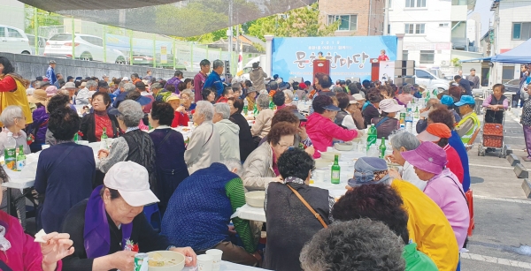 후평1동은 지난 9일 지역 어르신 및 주민과 함께 공연을 중심으로 하는 ‘문화 한마당’을 열었다.