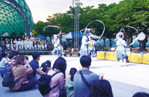 지난 10·11일 공지천 야외공연장에서 열린 ‘2019 강원민족예술한마당’이 ‘100년의 기억 천년의 빛으로’라는 주제로 열렸다. ‘김장’이라는 마당극을 즐기는 시민들.