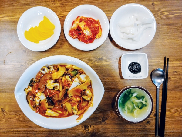 ‘하오하오의 인기메뉴인 잡탕밥 ‘하오해물특밥’