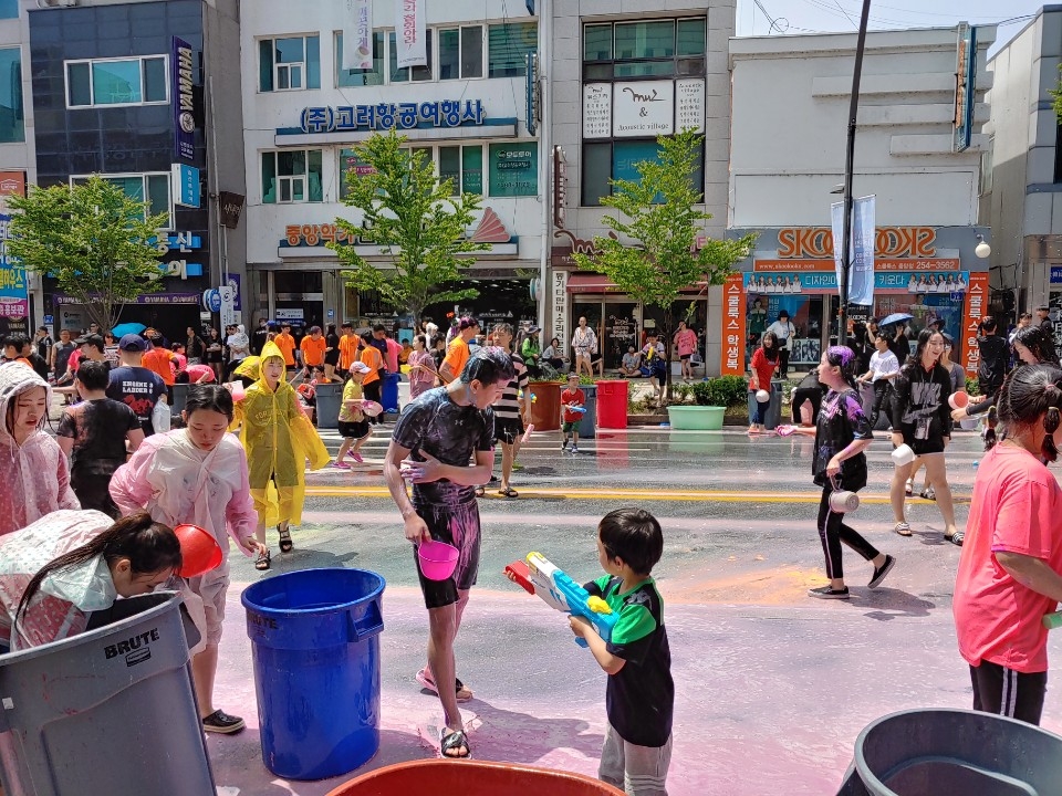 지난 26일 중앙로 일대에서 펼쳐진 춘천마임축제 개막 행사 ‘물의도시, 아!水라장’의 한 장면
