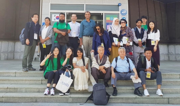 ‘2019 아태환경포럼’에 참석한 발표자들과 관계자들 아시아-태평양 지역 환경연구 발표를 하고 ‘도시 숲 투어’ 일정으로 공지천 일대 공원을 방문했다. 사진=양진운