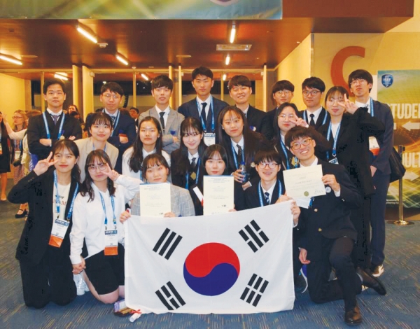 김윤지, 라지현 학생의 수상을 축하하며 함께 사진을 찍고 있는 한국대표단.       사진=김윤지