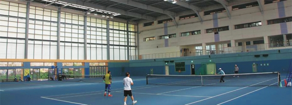 송암스포츠센터 실내 체육관에서 운동하고 있는 테니스 동호회 회원들. 사진=춘천도시공사 0
