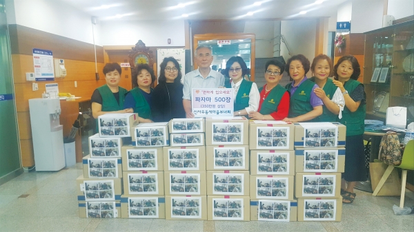 지난달 31일 신사우동 부녀회가 노인들을 위해 직접 만든 파자마 500장을 신사우동 행정복지센터에 전달했다. 사진=춘천시