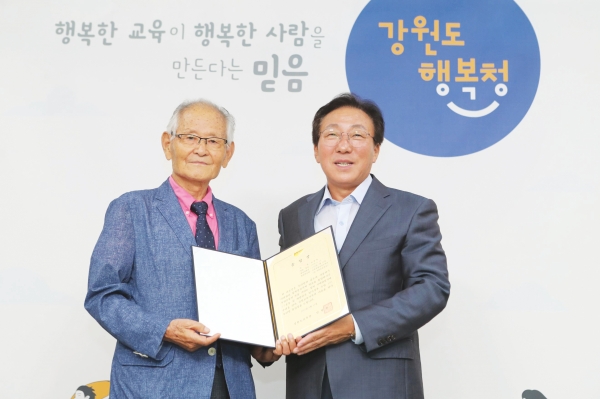 제74주년 광복절을 맞아 일제강점기 일본어 졸업장을 받은 김창묵(98) 어르신께 한글졸업장을 수여하는 ‘한글 명예 졸업장 수여식’이 진행됐다.
