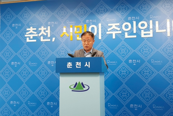 지난 20일 춘천시청 브리핑룸에서 이재수 춘천시장이 담장허물기사업 기자간담회에서 사업내용을 설명하고 있다.