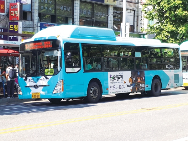 ‘춘천시민버스’의 통합 출범과 함께 밝은 청록색으로 새로 도색된 춘천 시내버스.